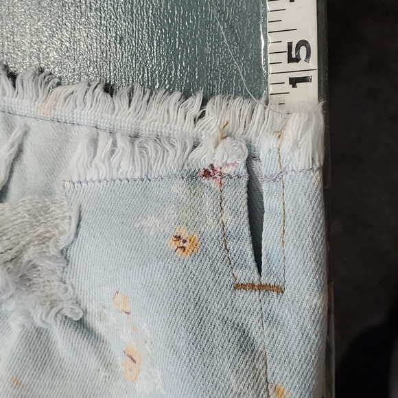 CELEBRITY PINK. HI-RISE SHORTS, FRAY HEM 13/31 NWT light blue with floral design - Picture 12 of 12